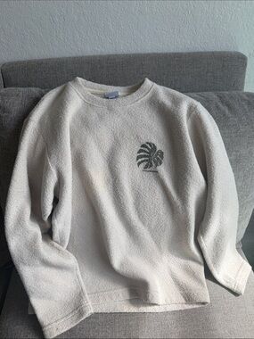 Men's Cream Crewneck Sweatshirt with Subtle Leaf Emblem